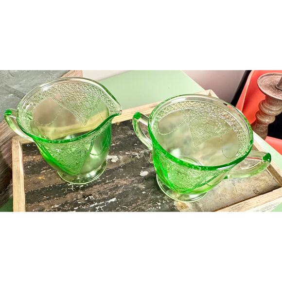 1930s Green Depression Glass Sugar and Creamer Set in Georgian Lovebird - Picture 4 of 7